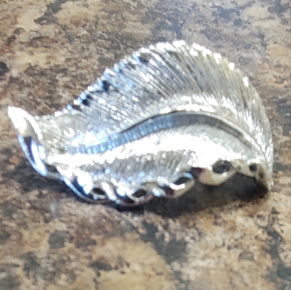 Vintage Gerry's Signed Silver Tone Leaf Brooch - Picture 2 of 8